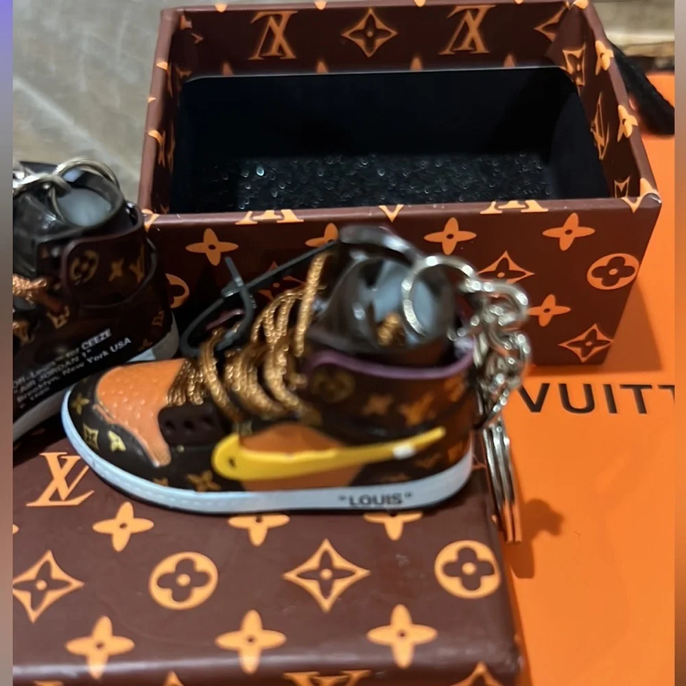 Fantastic keychain custom made comes with  1 pair of shoes in box and bag new - Picture 3 of 5